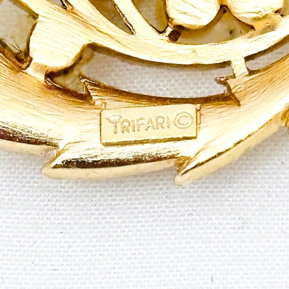 Crown Trifari Laurel Leaf & Faux Pearl Brooch - Picture 8 of 8